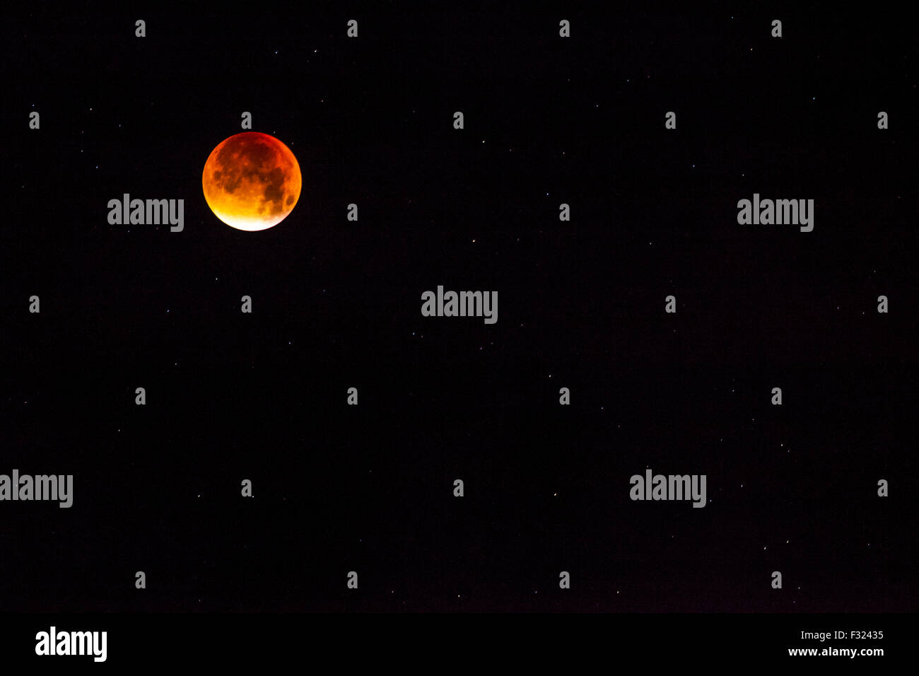 Il sangue supermoon Luna oltre ad Avebury nel Wiltshire, Inghilterra, Regno Unito prese il 28 settembre 2015. Foto Stock