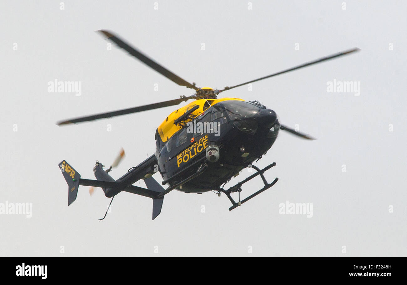 La Metropolitan Police elicottero, Eurocopter-Kawasaki CE-145 passa sopra l'aeroporto di Stansted Airport Foto Stock