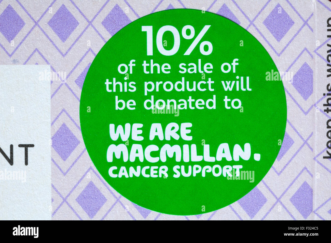 Il 10% della vendita di questo prodotto saranno donati a siamo Macmillan il cancro il supporto adesivo sul pacchetto di M&S torte Foto Stock