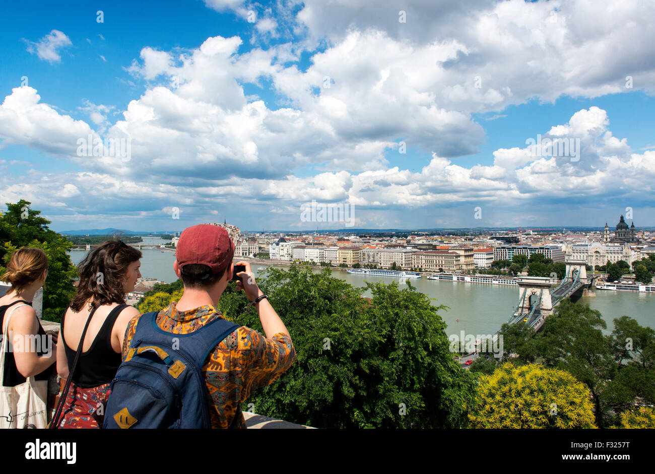 Vista dal museo nazionale oltre il ponte della catena, il fiume Danubio, Budapest, Ungheria Foto Stock