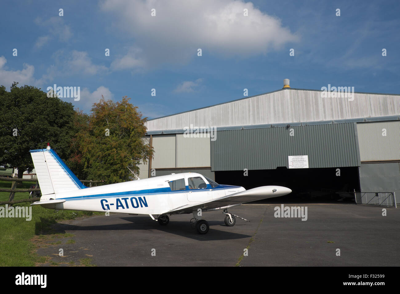 Piper PA-28 Cherokee al di fuori del campo di aviazione hangar Shobdon Herefordshire UK Foto Stock