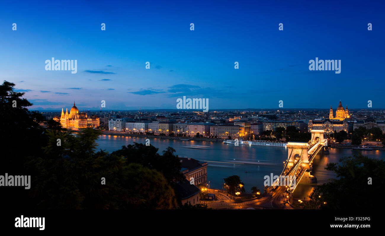 Crepuscolo shot dal Palazzo Reale del ponte delle catene di Szechenyi, il fiume Danubio, Budapest, Ungheria Foto Stock