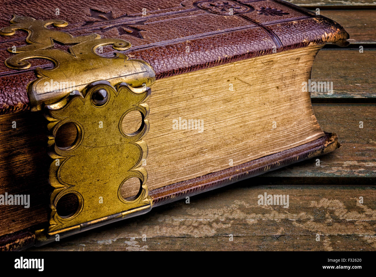 Libro antico con fibbia in metallo Foto stock - Alamy