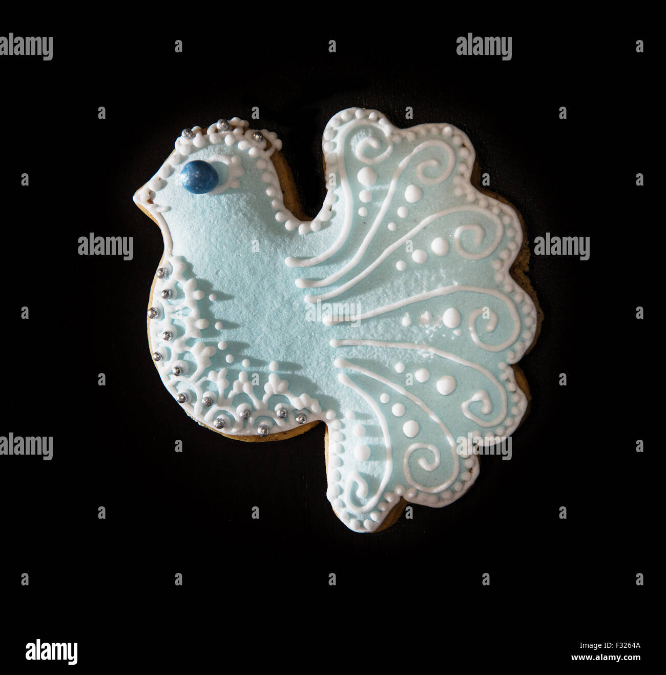 Gustosa colomba panpepato su sfondo scuro. Tema Natale. Foto Stock