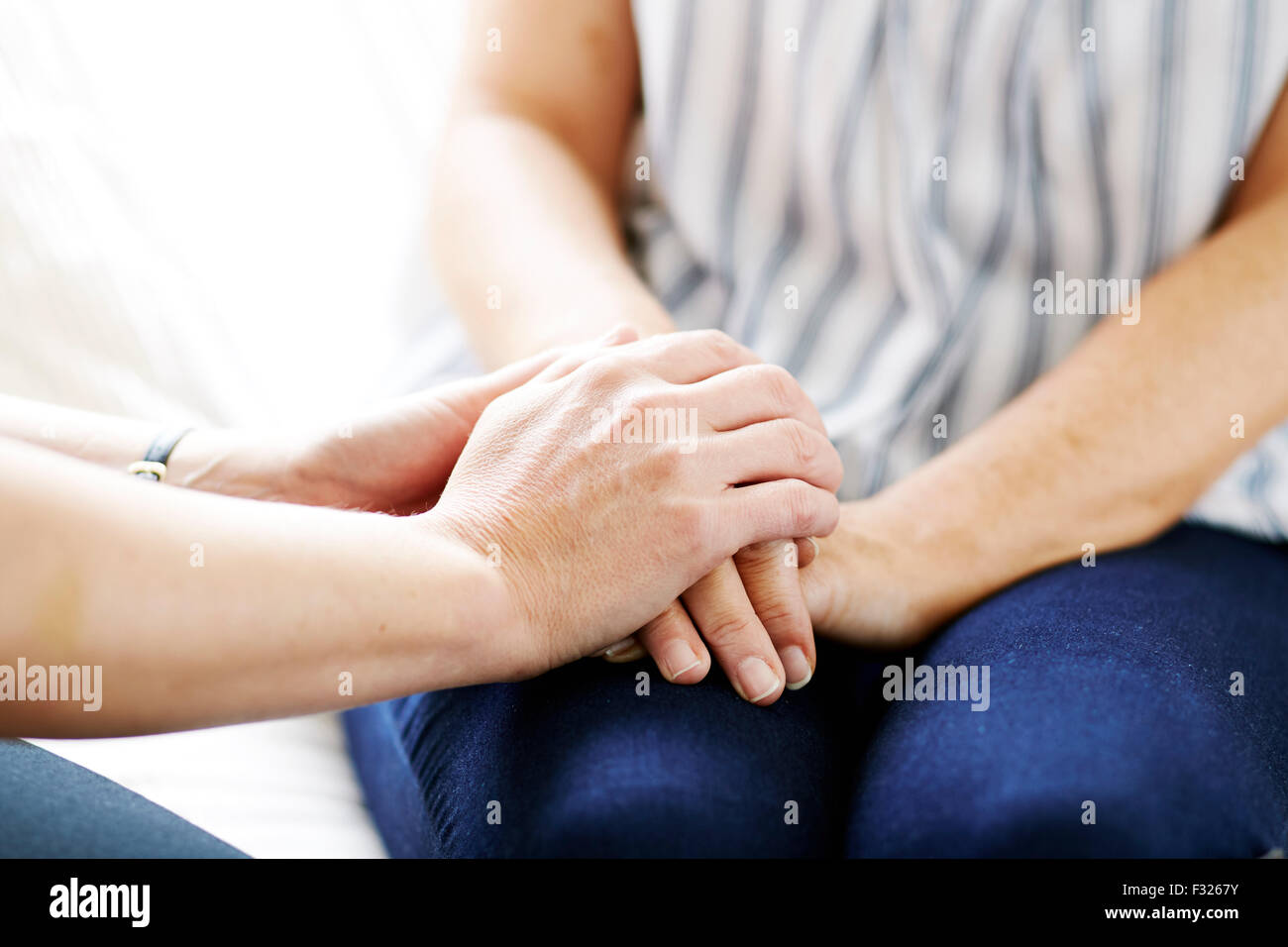 Donna consolante un altro Foto Stock