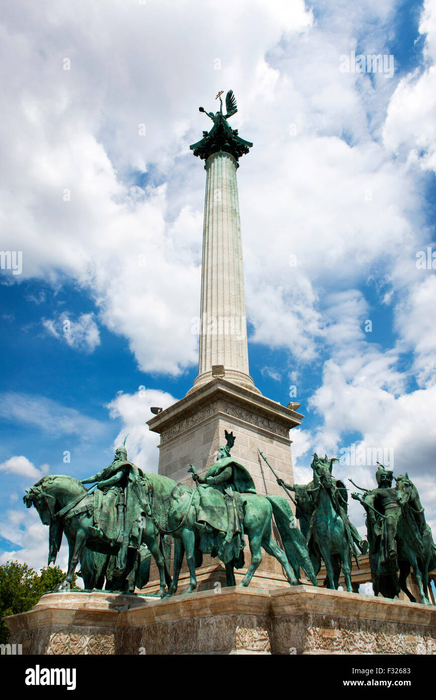 Piazza degli Eroi, Hosok tere, Magyar guerrieri, Budapest, Ungheria Foto Stock