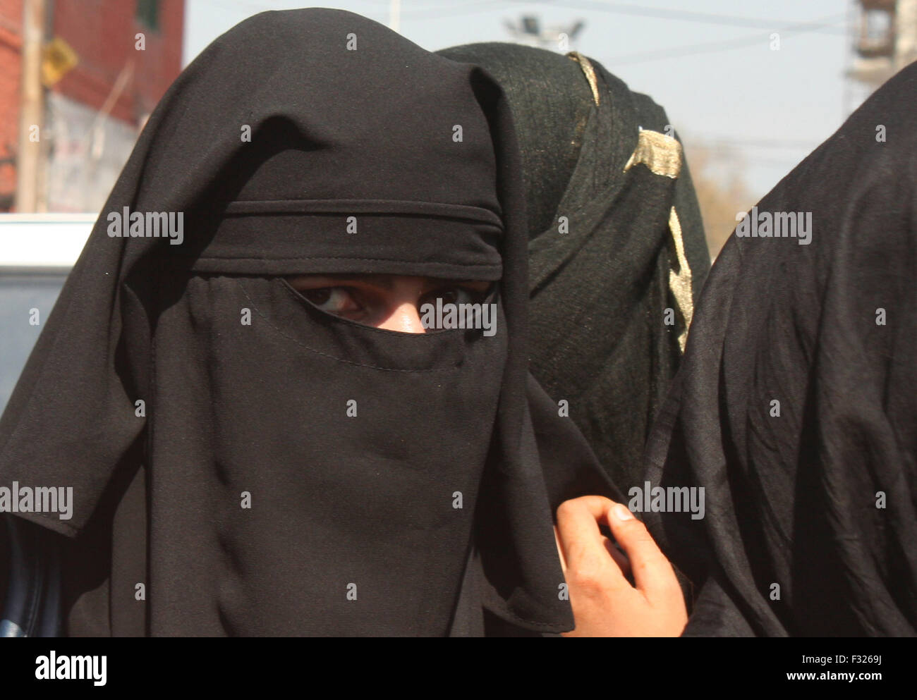 Srinagar, Indiano Kashmir amministrato. Il 28 settembre 2015. Un partecipante del Kashmir di Jammu e Kashmir popoli movimento democratico in scena la protesta contro le violazioni dei diritti umani da parte delle forze in India nel Kashmir , duecento mila musulmani del Kashmir giovani è stato ucciso dal 1947 authoritiese vietato imternet strutture in occasione di EID ul AZHA per scollegare la gente dal mondo Credito: Sofi Suhail/Alamy Live News Foto Stock