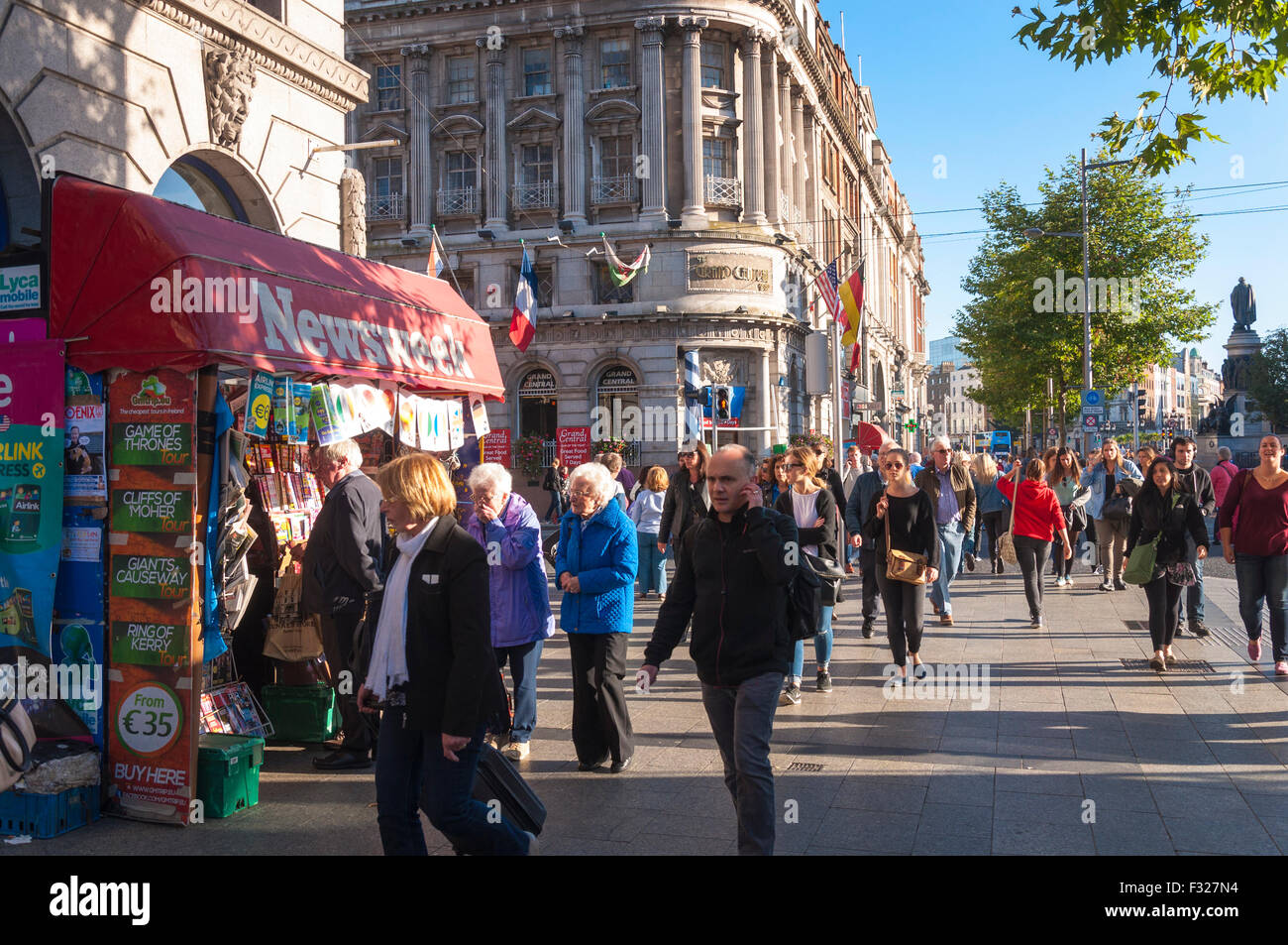 La vita quotidiana di persone su O'Connell Street a Dublino, Irlanda Foto Stock