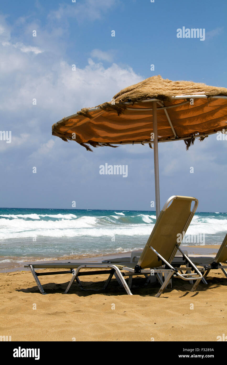 Sedie a sdraio e ombrelloni via mare immagini e fotografie stock ad alta  risoluzione - Alamy