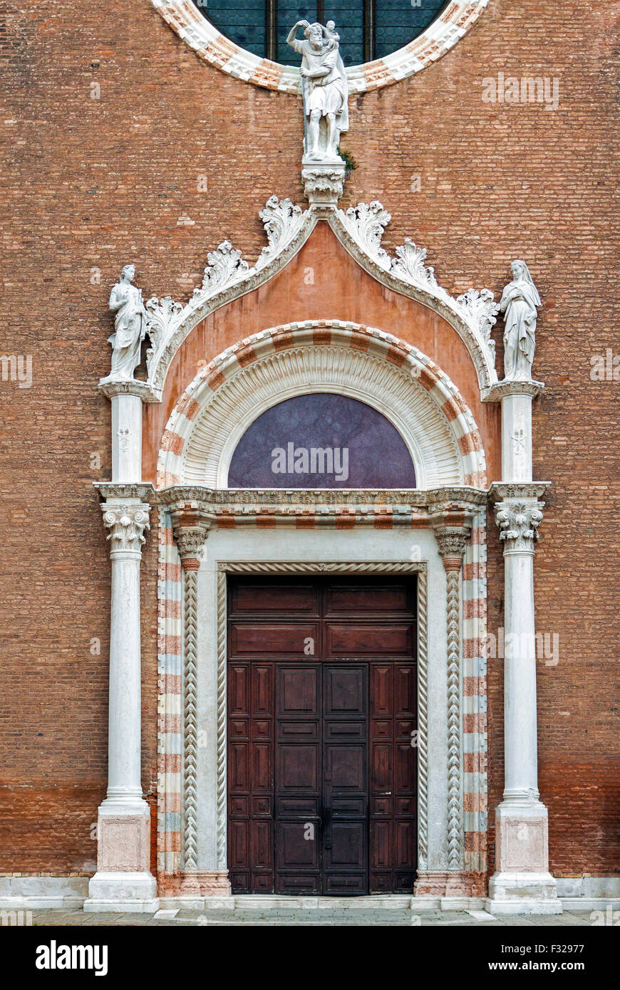 Decorate in stile gotico le porte della chiesa a Venezia, Italia Foto Stock