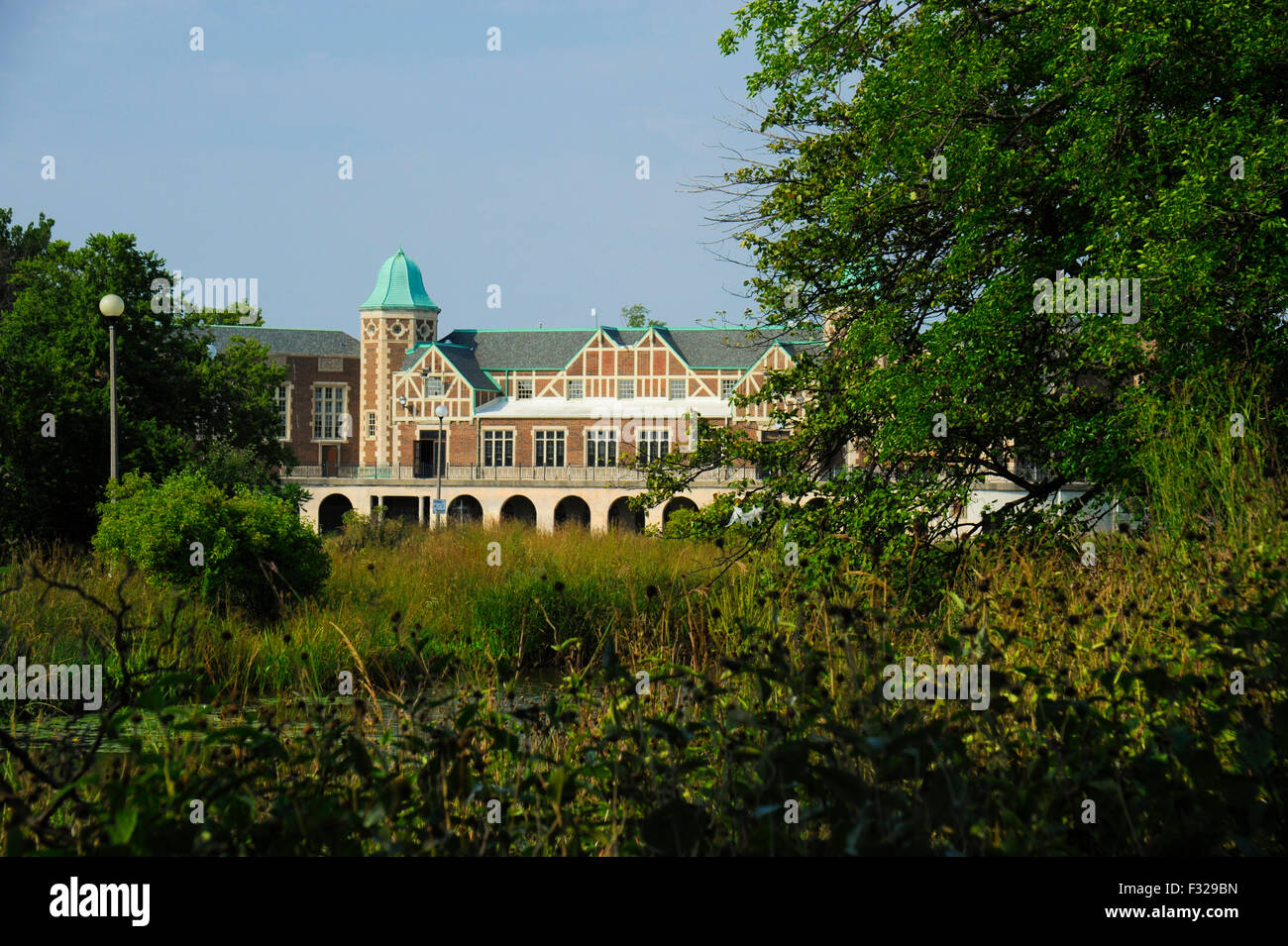 Il Humboldt Park Fieldhouse e la laguna ovest, Humboldt Park, Chicago, Illinois Foto Stock