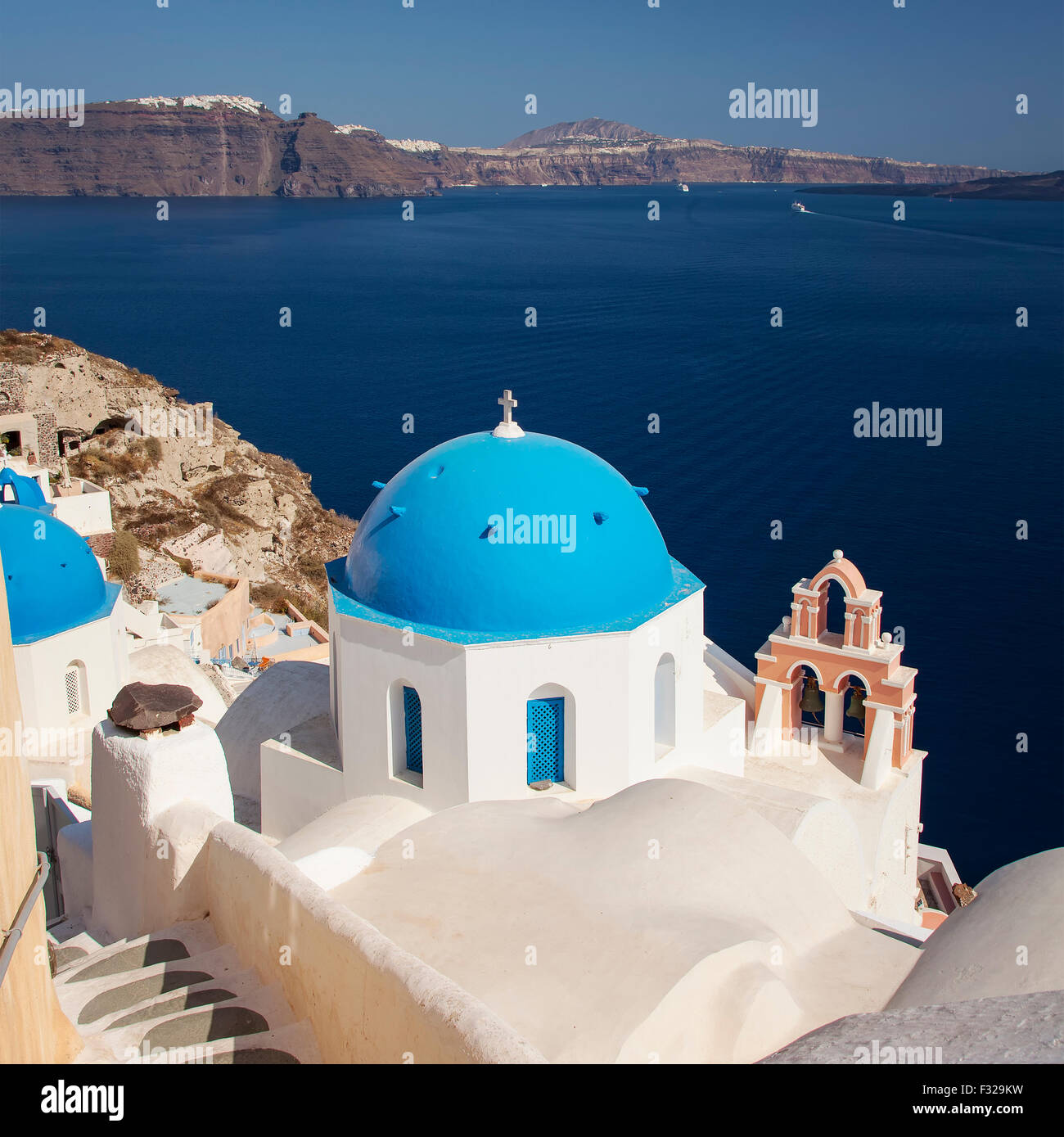 Immagine di un blu chiese a cupola, popolari di Santorini, Grecia. Foto Stock