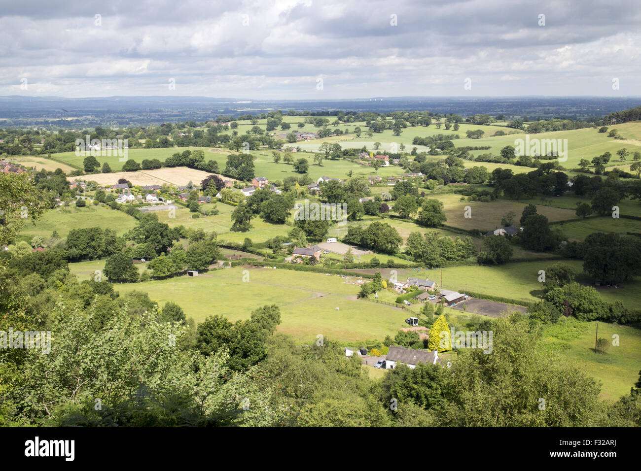 Guardando a nord dalla collina Bickerton oltre il mosaico di campi piccoli del Cheshire Dee Valley verso Liverpool. Foto Stock