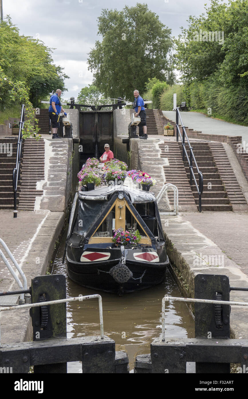 Canal o stretta barca sul ramo di Llangollen del Shropshire Union Canal passa attraverso il villaggio di Grindley Brook utilizzando le 3 Grindley Brook serrature. Foto Stock