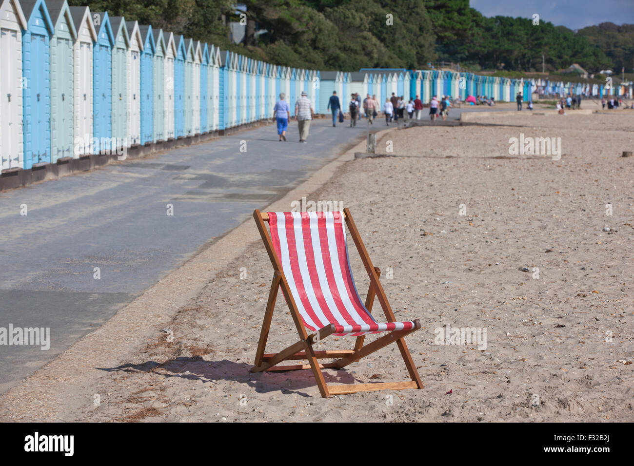 Le persone godono di sorpresa il clima caldo a fine settembre lungo la spiaggia di Avon, sull'inglese costa sud, Dorset, England, Regno Unito Foto Stock