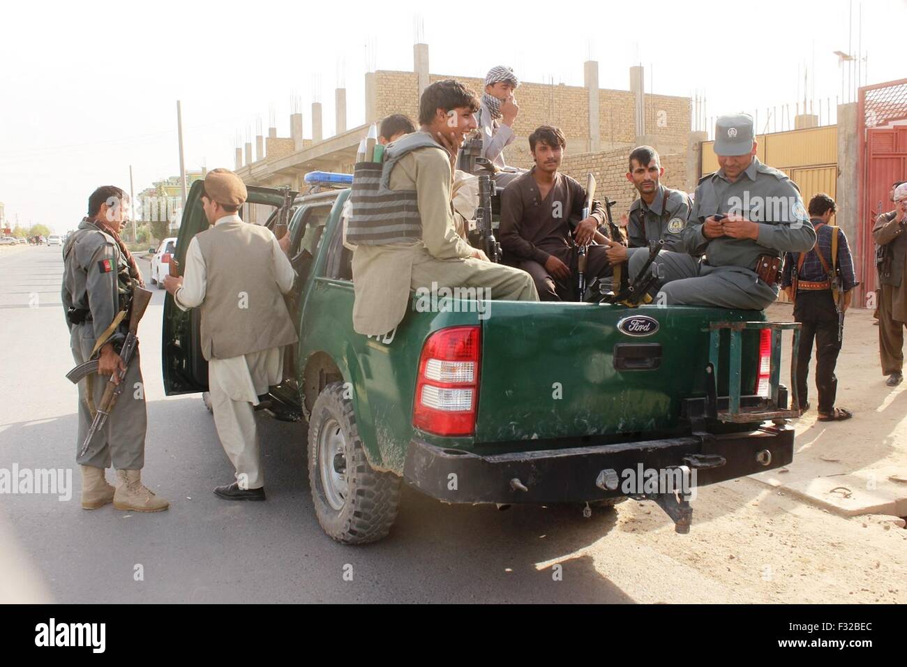 Kunduz, Afghanistan. 28 Sep, 2015. Soldati afgani rifugio dalla città dopo l'attacco dei talebani a Kunduz, Afghanistan, Sett. 28, 2015. Militanti talebani lanciato multidirezionale offensiva a Kunduz city, la capitale della provincia di Kunduz 250 km a nord di Kabul lunedì mattina e hanno guadagnato terreno in strategicamente importante città in Afghanistan. © Najim Rahim/Xinhua/Alamy Live News Foto Stock