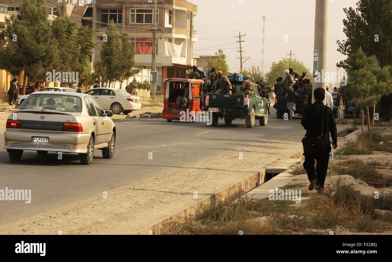 Kunduz, Afghanistan. 28 Sep, 2015. Soldati afgani rifugio dalla città dopo l'attacco dei talebani a Kunduz, Afghanistan, Sett. 28, 2015. Militanti talebani lanciato multidirezionale offensiva a Kunduz city, la capitale della provincia di Kunduz 250 km a nord di Kabul lunedì mattina e hanno guadagnato terreno in strategicamente importante città in Afghanistan. © Najim Rahim/Xinhua/Alamy Live News Foto Stock