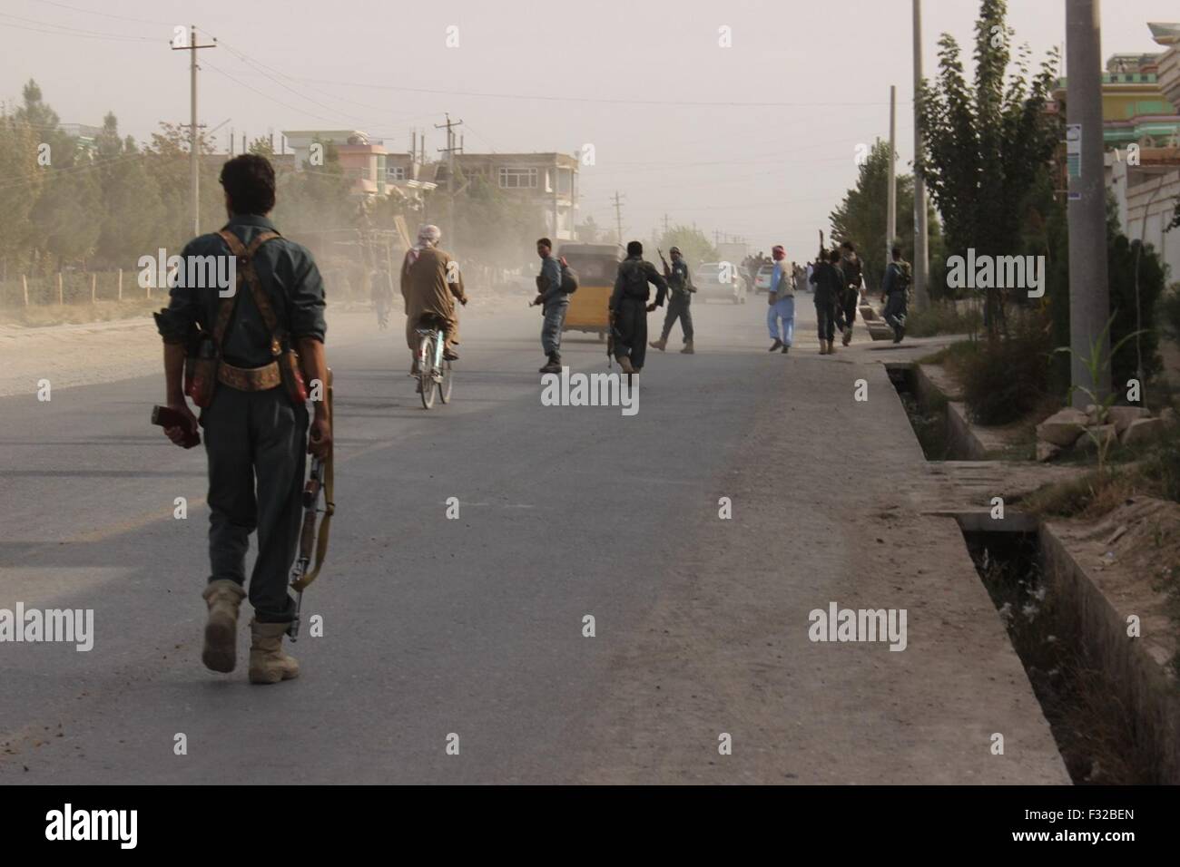 Kunduz, Afghanistan. 28 Sep, 2015. Soldati afgani rifugio dalla città dopo l'attacco dei talebani a Kunduz, Afghanistan, Sett. 28, 2015. Militanti talebani lanciato multidirezionale offensiva a Kunduz city, la capitale della provincia di Kunduz 250 km a nord di Kabul lunedì mattina e hanno guadagnato terreno in strategicamente importante città in Afghanistan. © Najim Rahim/Xinhua/Alamy Live News Foto Stock