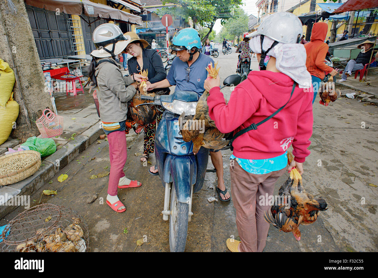 Le donne che vendono dal vivo il pollo al mercato di Hoi An, Vietnam. Foto Stock