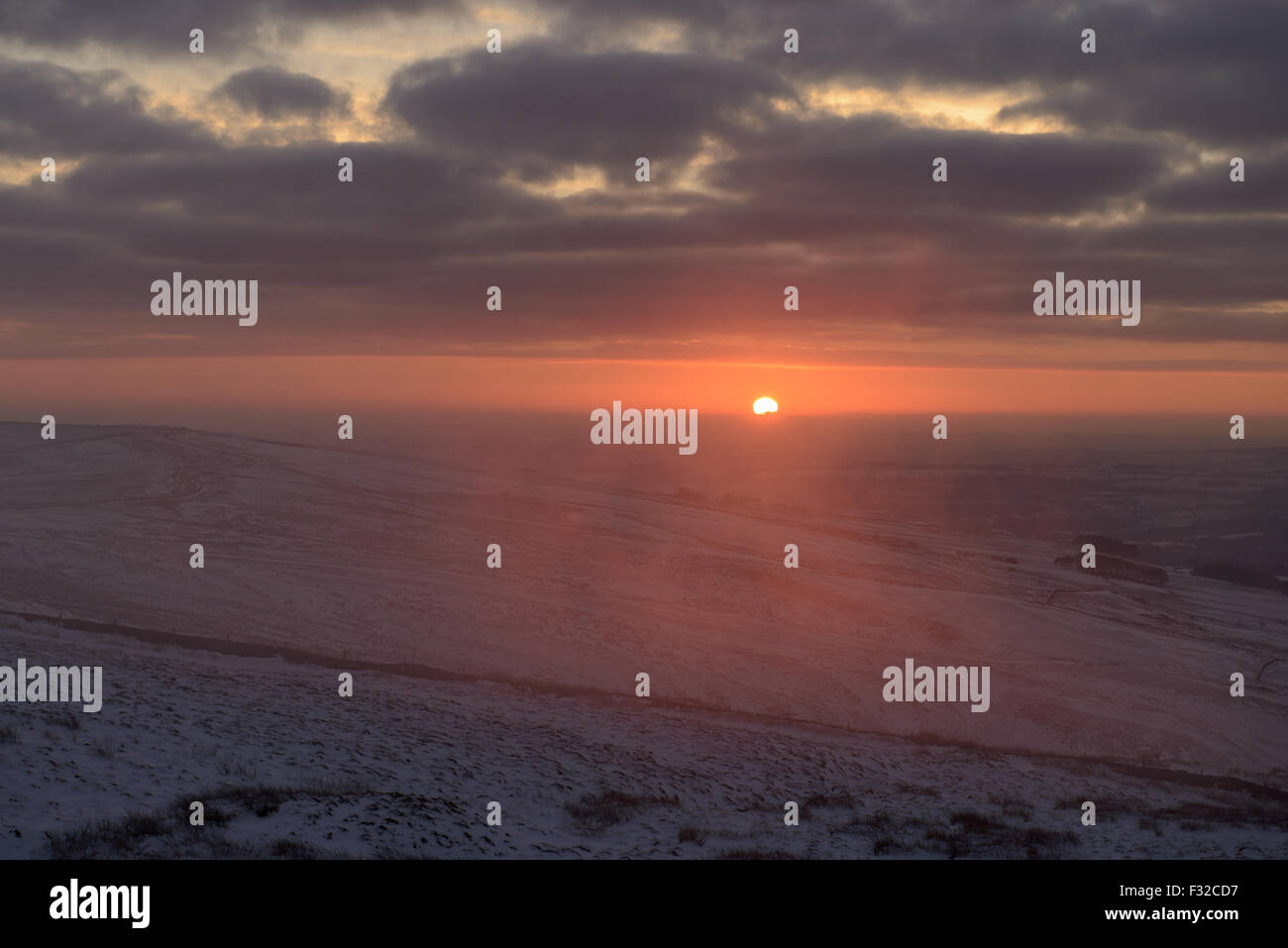 Vista della coperta di neve la brughiera al tramonto, Blackshaw Moor, North Staffordshire Moorlands, Peak District N.P., Staffordshire, Inghilterra, Dicembre Foto Stock