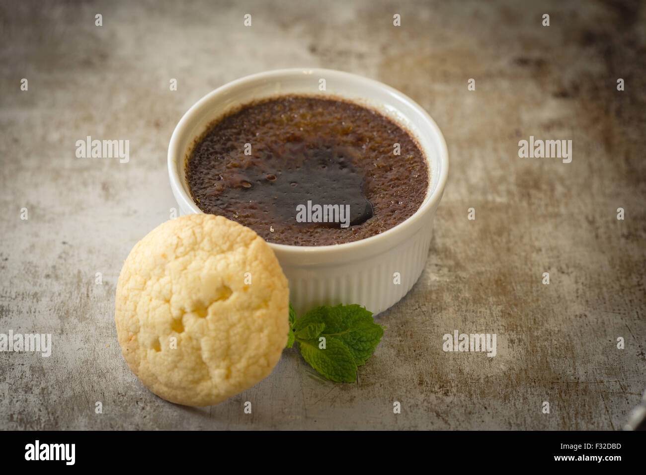 Milionari brulee con biscotto frollino e menta guarnire Foto Stock
