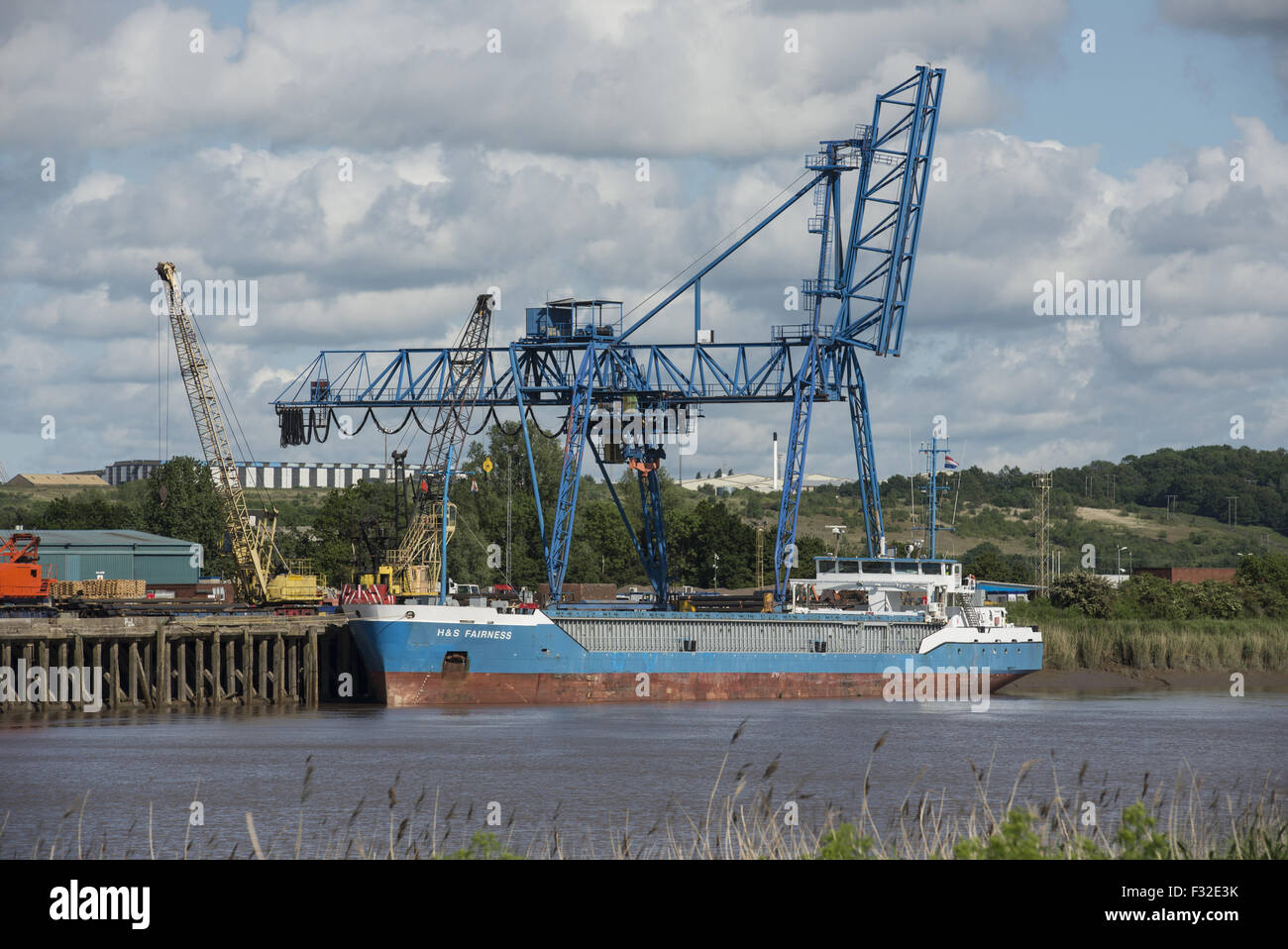 H & S equità general cargo nave al dock, Flixborough Wharf, Fiume Trent, Flixborough, Scunthorpe, North Lincolnshire, Inghilterra, Giugno Foto Stock