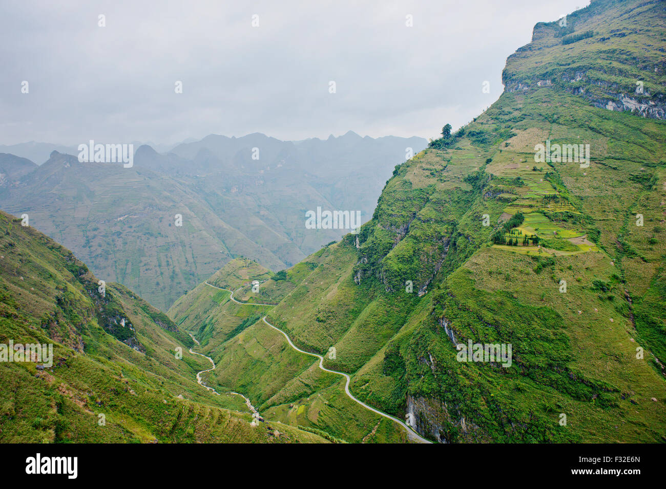 Aspro paesaggio di montagna in Ha Giang Provincia del Vietnam del nord, vicino alla frontiera cinese. Foto Stock