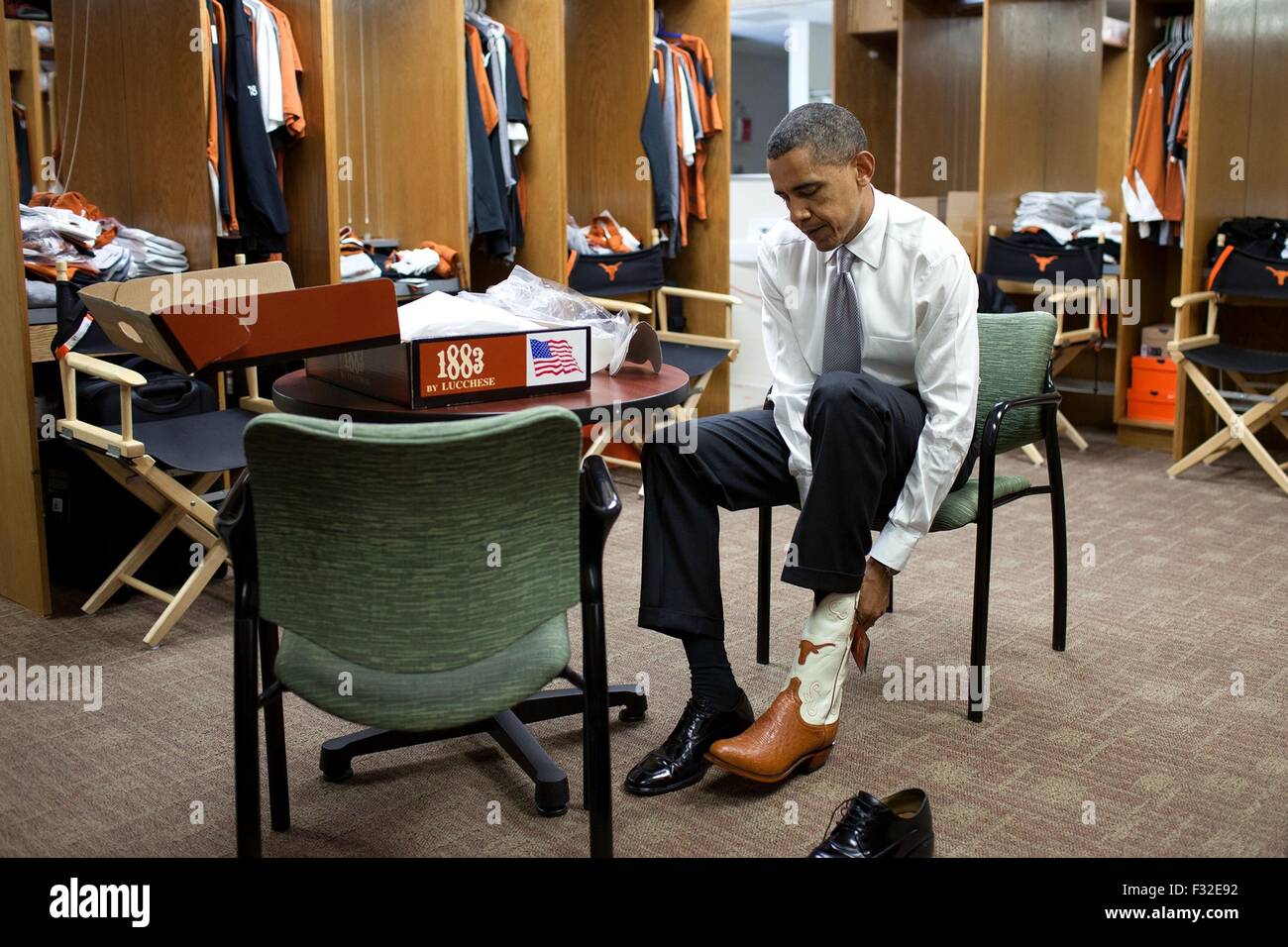 Stati Uniti Il presidente Barack Obama cerca su un paio di stivali da cowboy presso la University of Texas Agosto 9, 2010 in Austin, Texas. Foto Stock