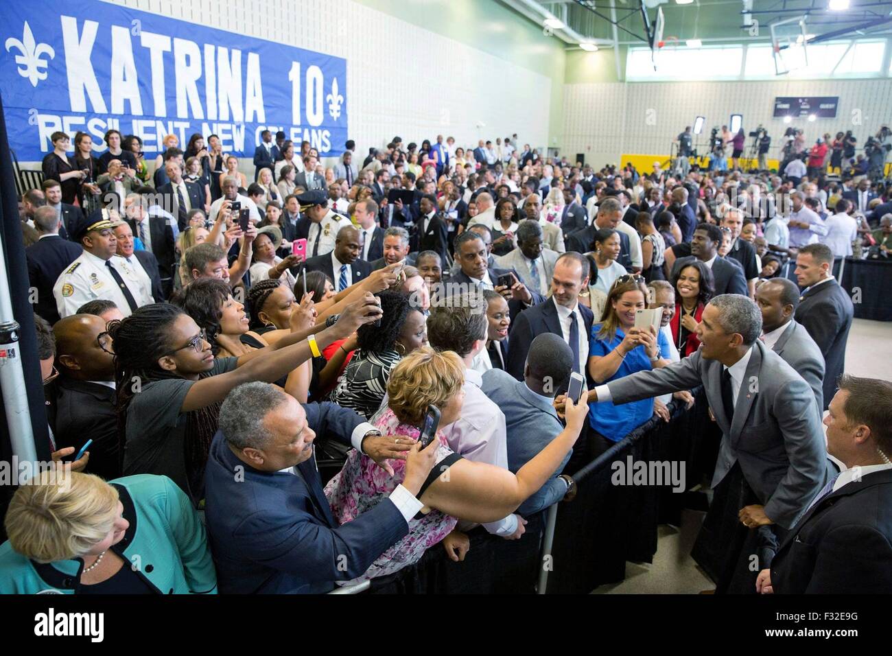 Stati Uniti Il presidente Barack Obama saluta i tifosi dopo il suo discorso di Andrew P. Sanchez & Copelin-Byrd Centro multiservizio per celebrare il decimo anniversario dell'Uragano Katrina Agosto 27, 2015 a New Orleans, Louisiana. Foto Stock