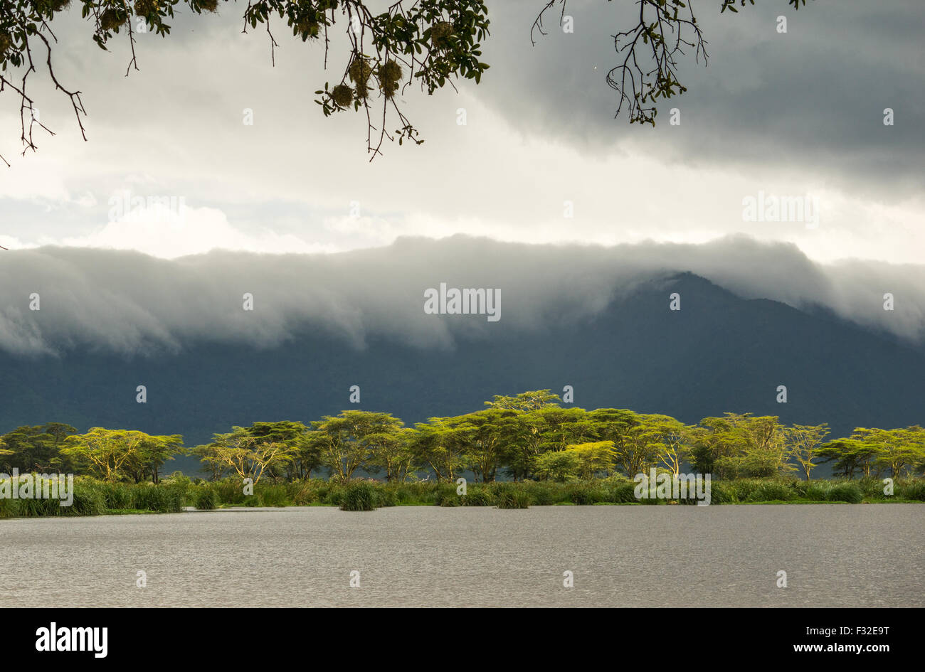 Tanzania, Regione di Arusha, Ngorongoro Conservation Area, nuvole sopra il paesaggio e la gamma della montagna Foto Stock