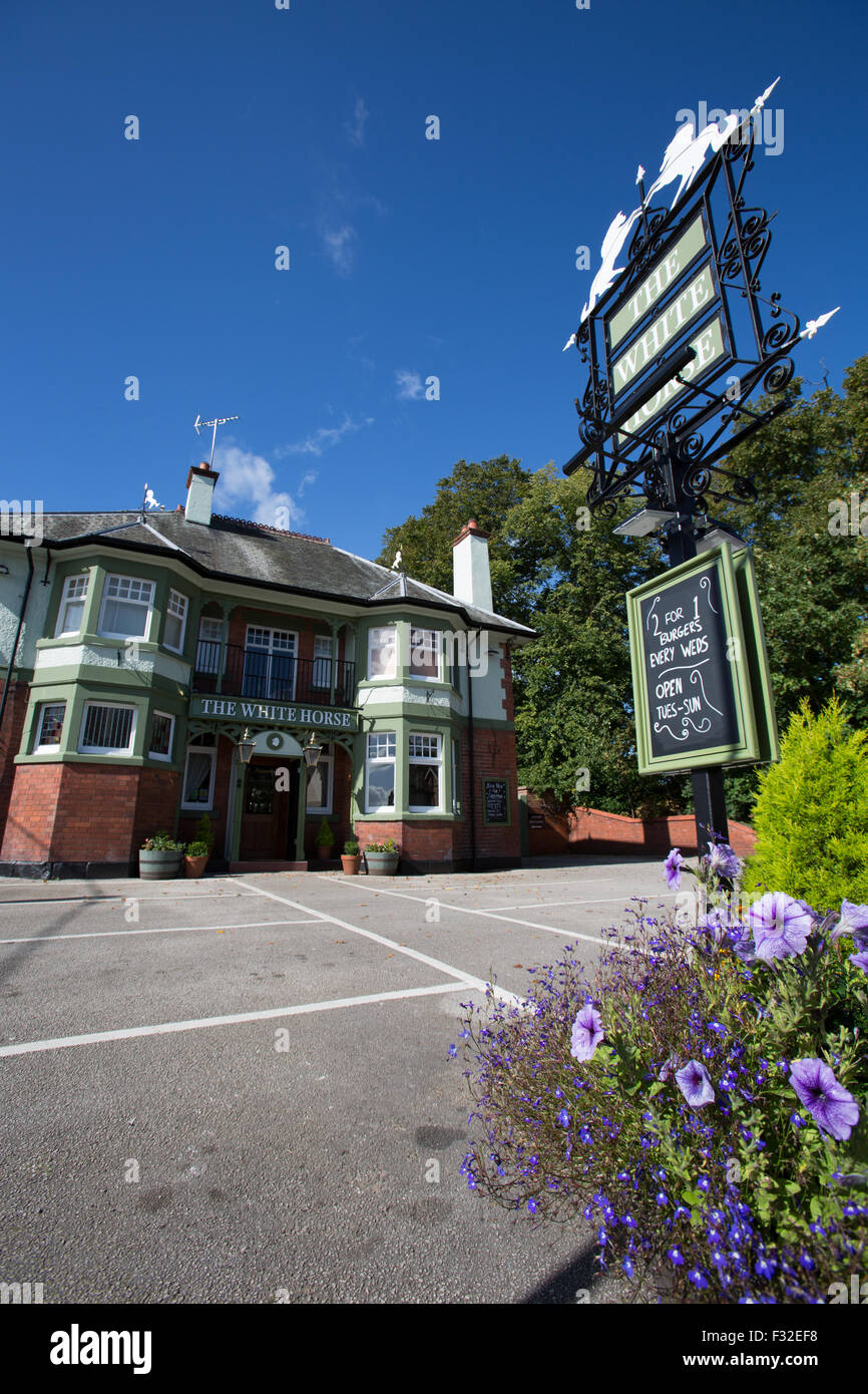 Villaggio di Churton, Cheshire, Inghilterra. Vista pittoresca del Cavallo Bianco village pub. Foto Stock