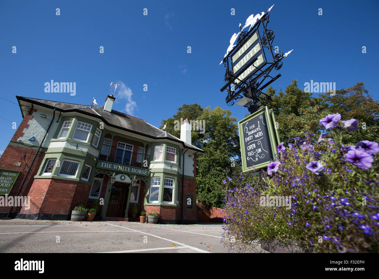 Villaggio di Churton, Cheshire, Inghilterra. Vista pittoresca del Cavallo Bianco village pub. Foto Stock