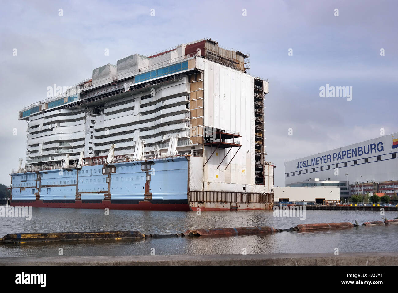 Parte di una lussuosa nave passeggeri in costruzione sul cantiere navale Meyer Werft a Papenburg Foto Stock