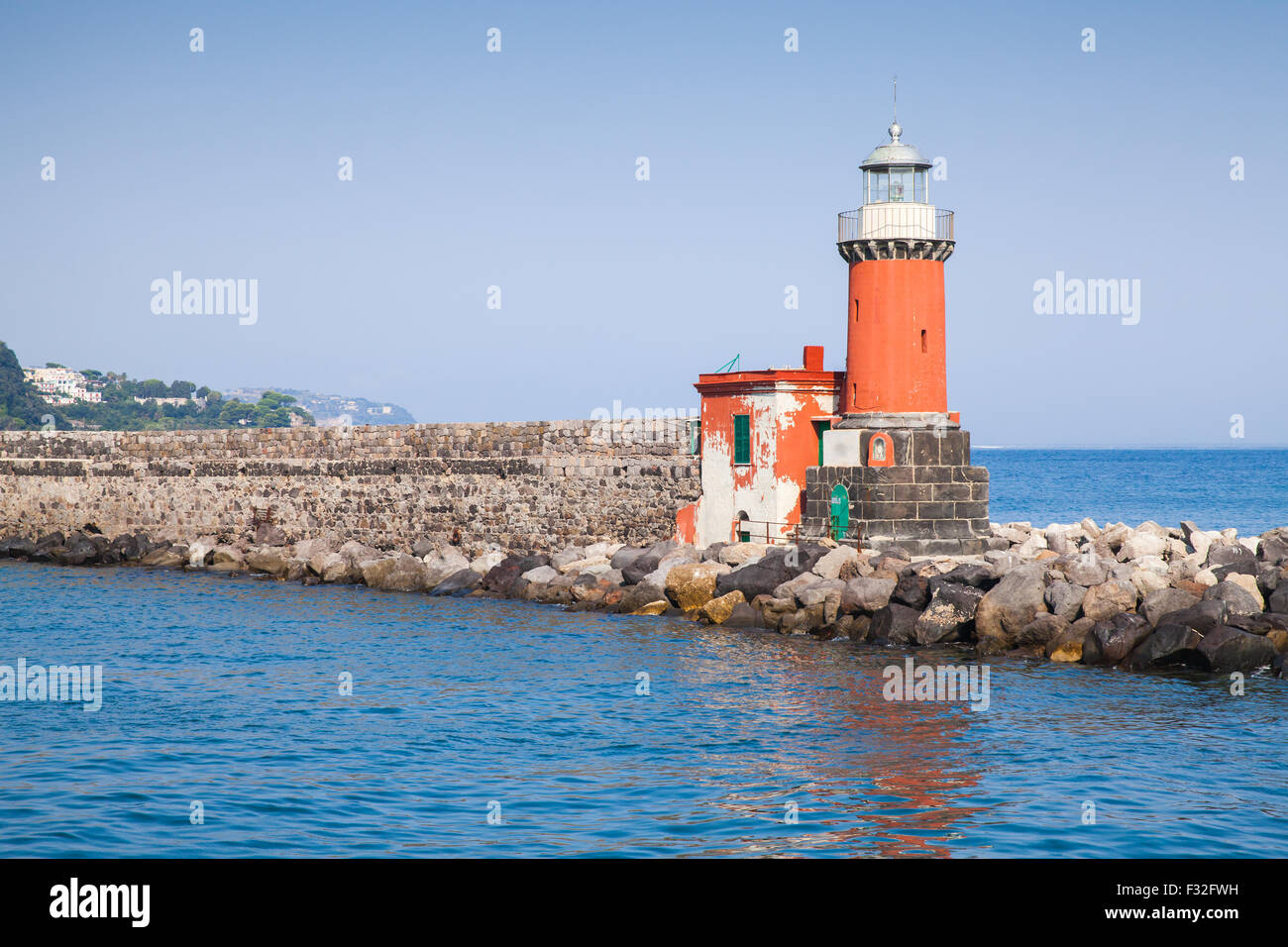 Rosso di torre faro, ingresso di Ischia Porto. Mare Mediterraneo, Italia Foto Stock