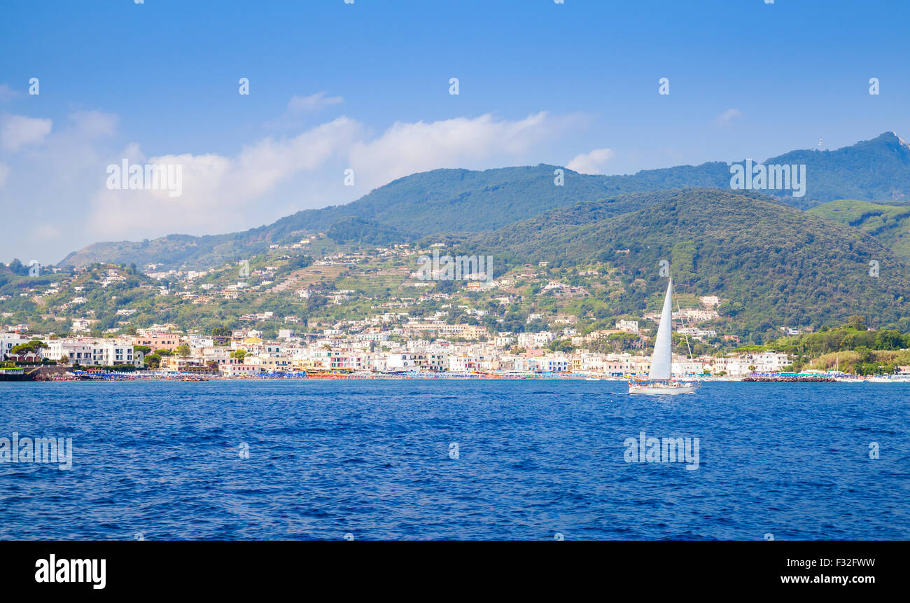 Il paesaggio costiero dell'isola di Ischia. Mare Mediterraneo, Italia Foto Stock