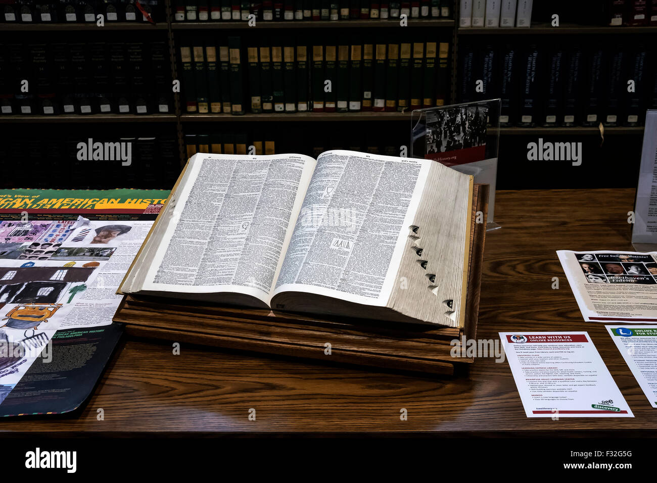 Grande libro di esposizione sul banco della libreria gratuita di Philadelphia, Pennsylvania, PA, Stati Uniti d'America Foto Stock