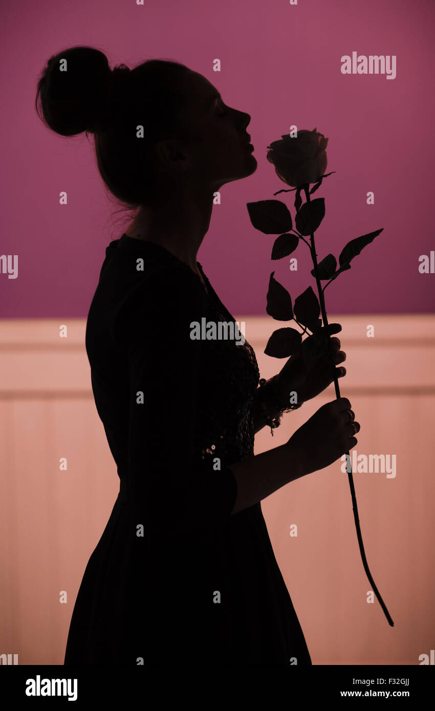 Donna con il red rose fragrante Foto Stock