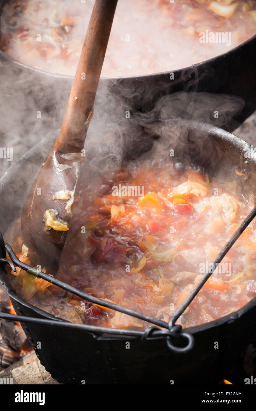 Di cottura della zuppa in pentola medievale Foto Stock