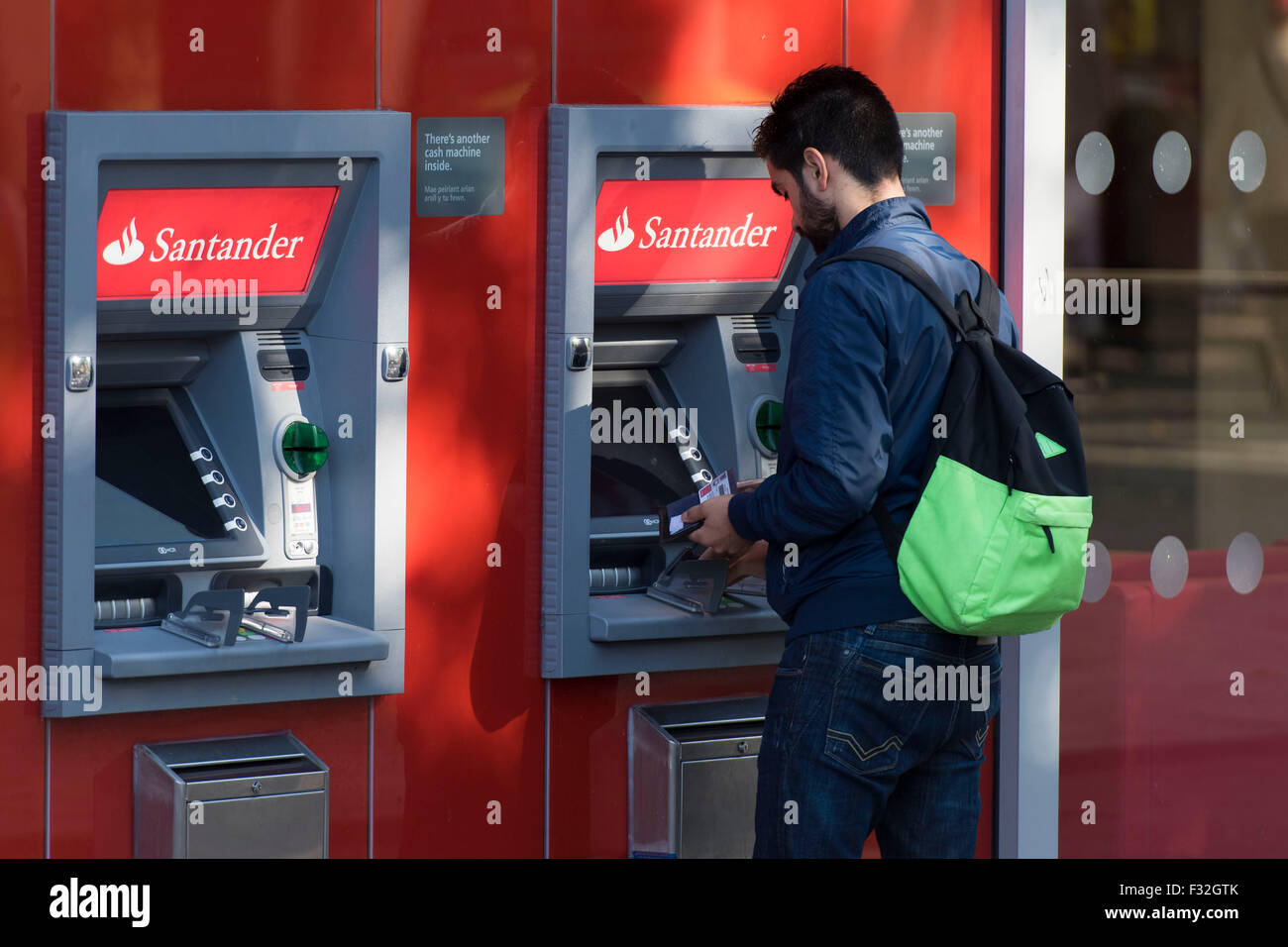 A Santander bancomat (ATM) sulla strada alta. Foto Stock