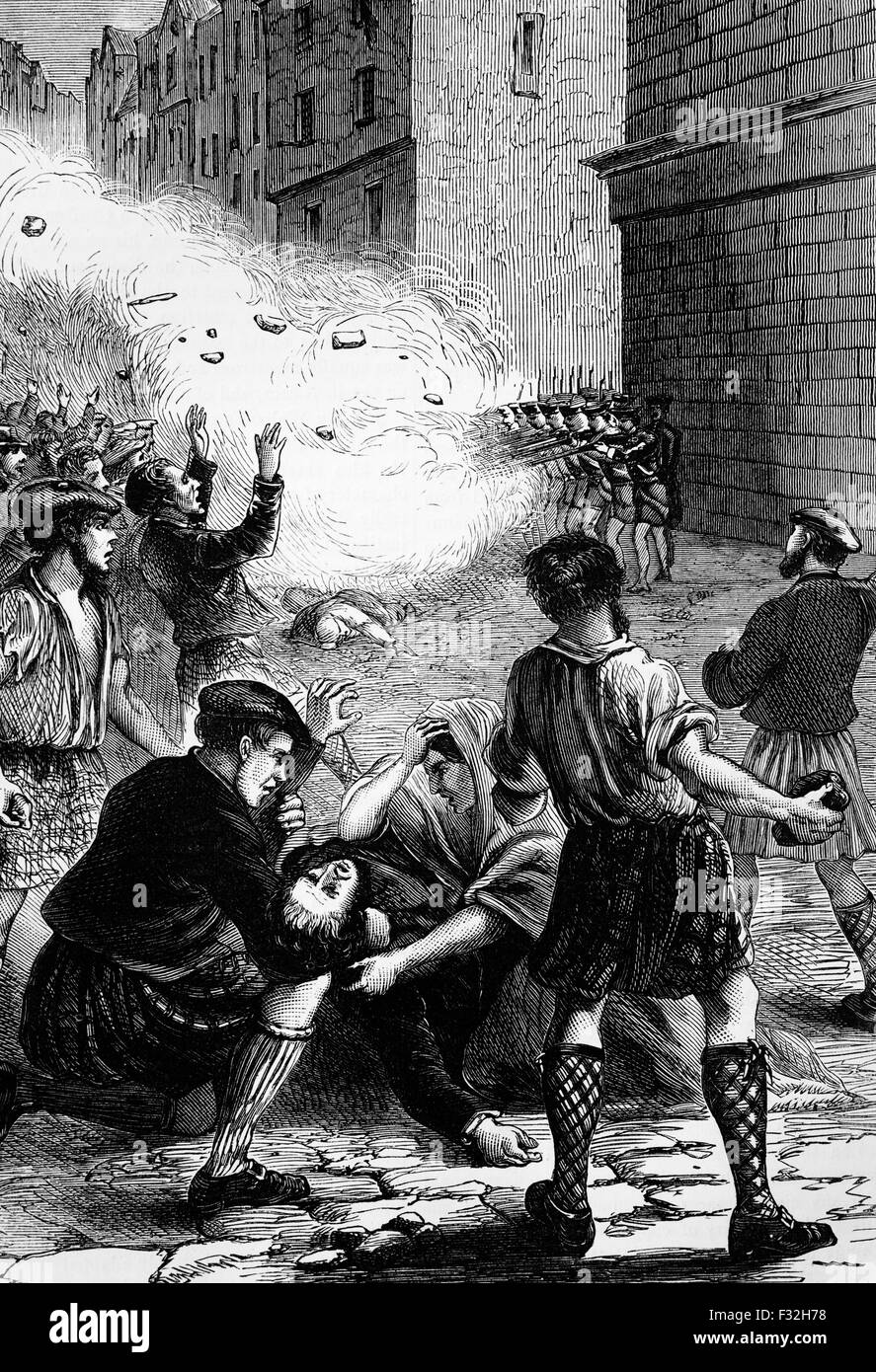 I soldati a sparare contro rivoltosi in Glasgow sulle entrate che il dazio è stato imposto sulla birra nel 1723. I nove morti e molti feriti infiammata passioni, i rivoltosi li scacciarono e le truppe si rifugiarono nel castello di Dunbarton. Foto Stock