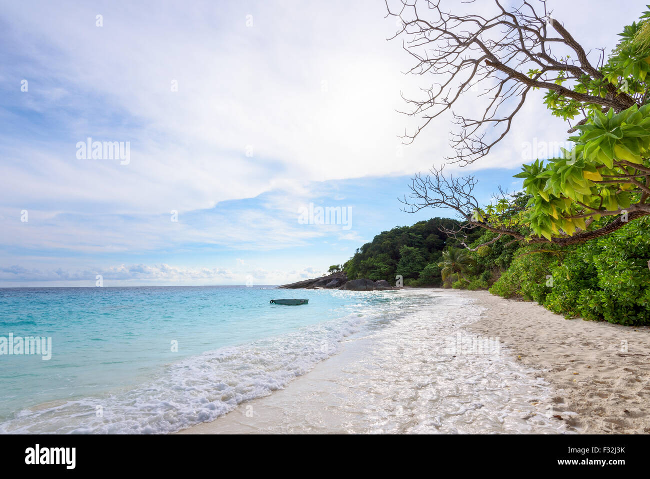 Bellissimo paesaggio blu del mare e del cielo sulla spiaggia durante la mattina l'acqua era fino a rimuovere il footprint di ritorno turisti Foto Stock