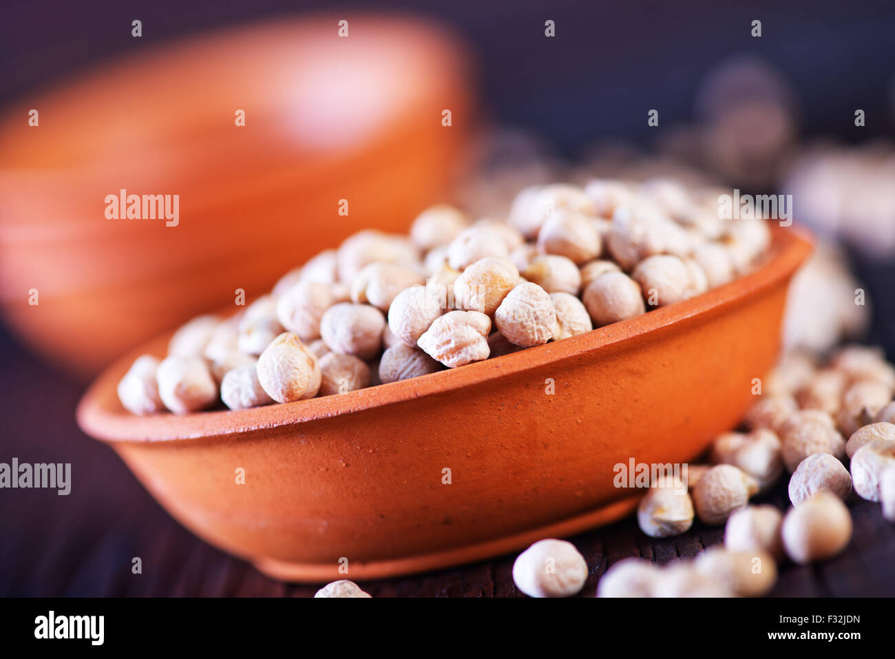 I ceci in una terrina e su un tavolo Foto Stock