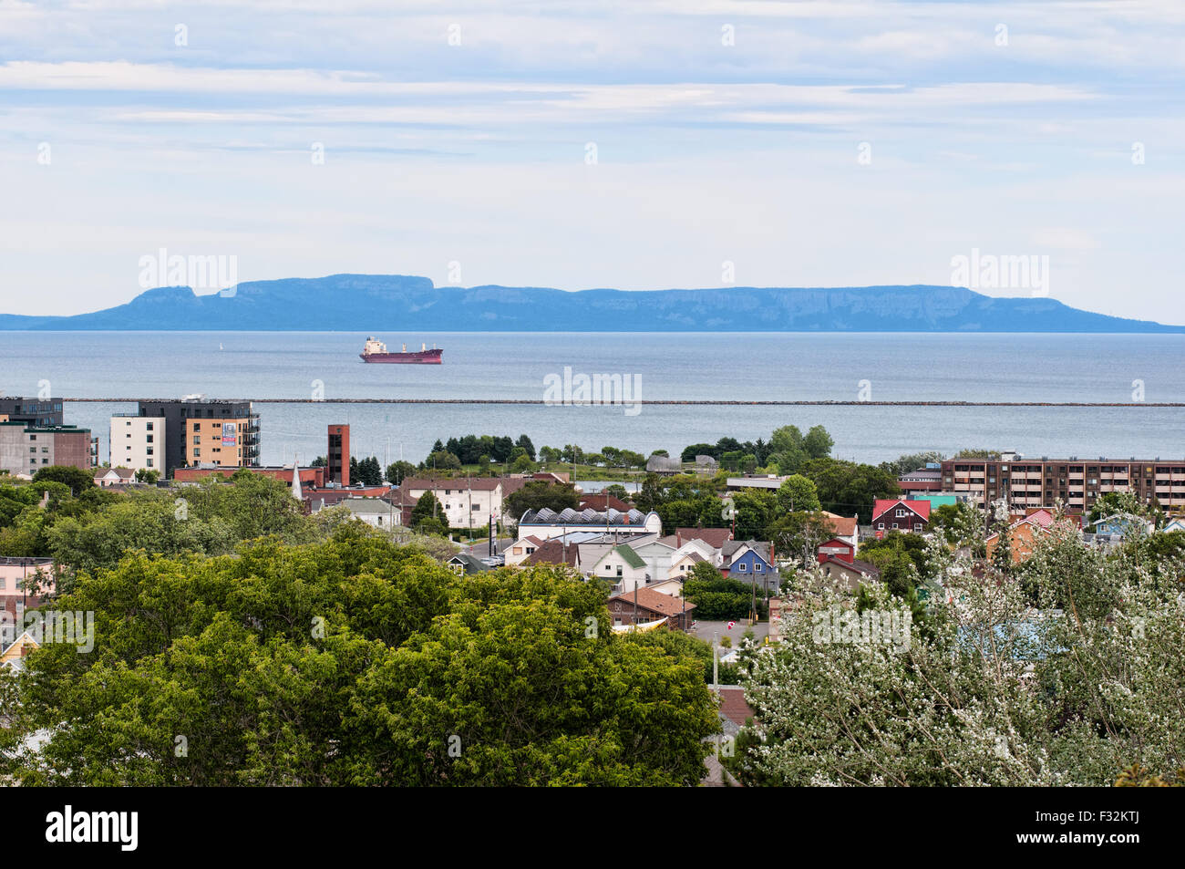 Vista del centro della città di Thunder Bay Ontario, Canada settentrionale ward e del porto da Hillcrest Park, con il gigante addormentato in background Foto Stock