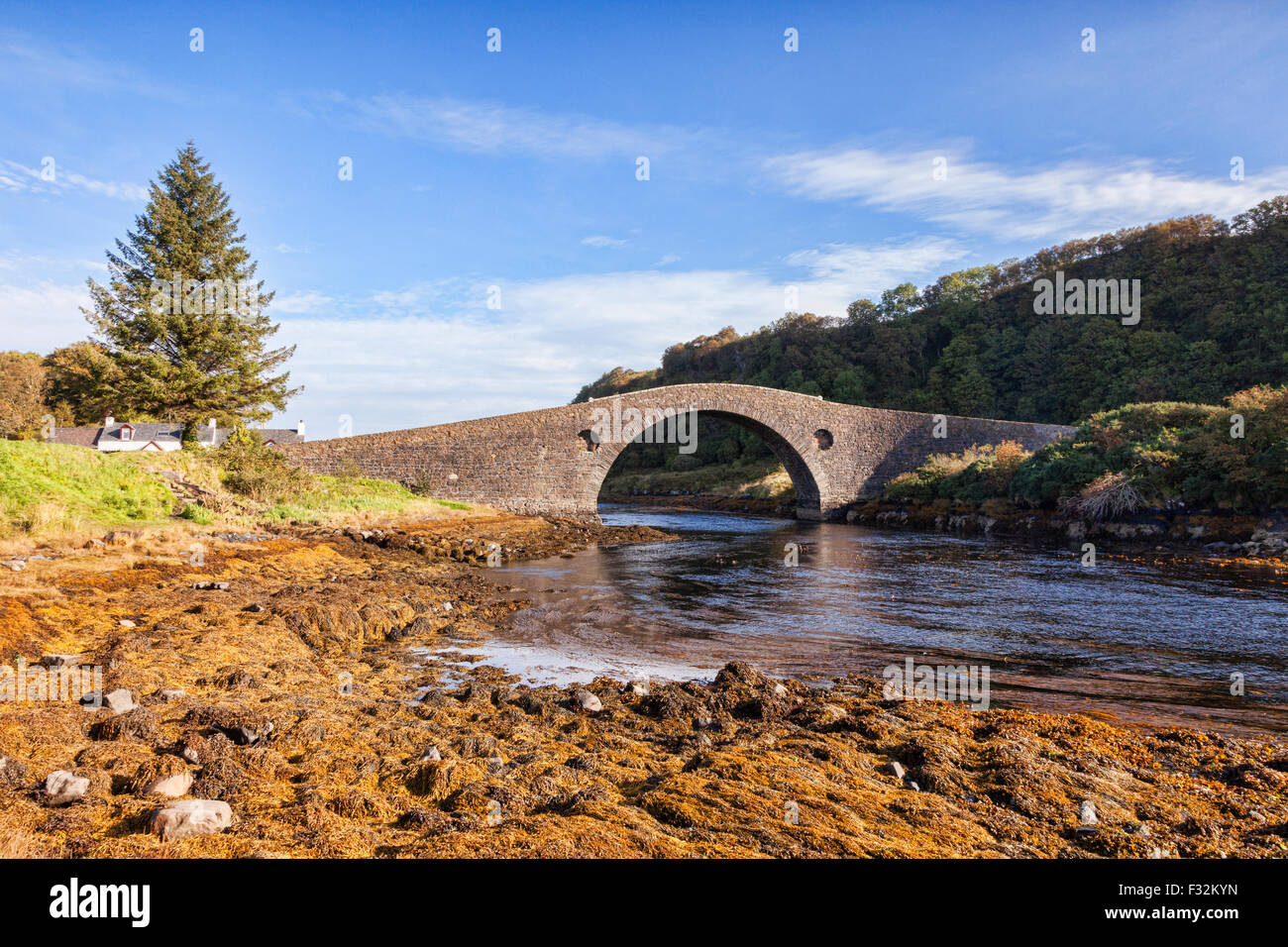Il Clachan Bridge, noto come il ponte sopra l'Atlantico, che collega la terraferma scozzese con l'isola di Seil... Foto Stock