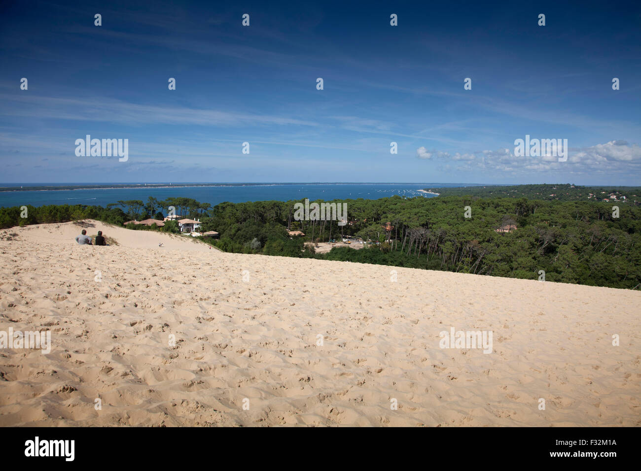 Giovane godendo della vista a la duna del Pilat, Francia. Foto Stock