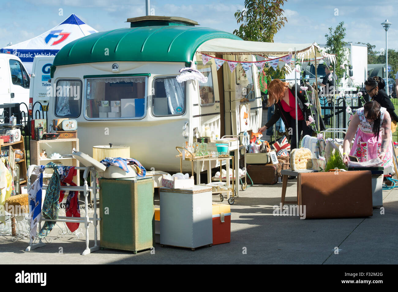 Vintage boutique e di stallo caravan presso un vintage show. Inghilterra Foto Stock Vintage boutique e di stallo caravan presso un vintage show. Inghilterra Foto Stock