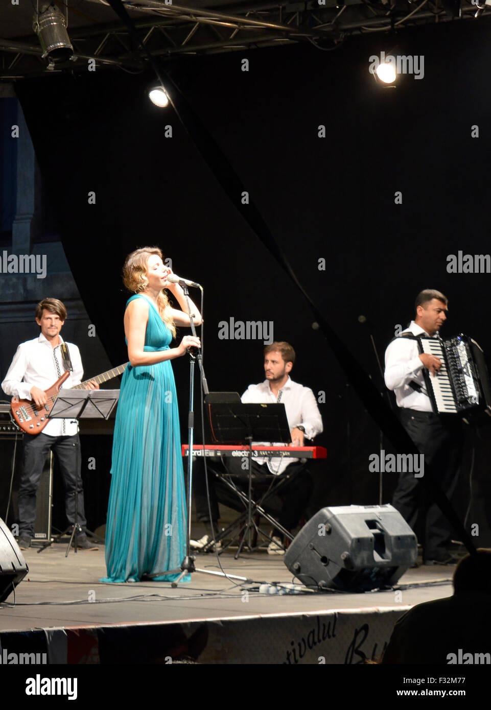 Ana Cebotari esegue con la Mundi Orchestra a colori Foto Stock