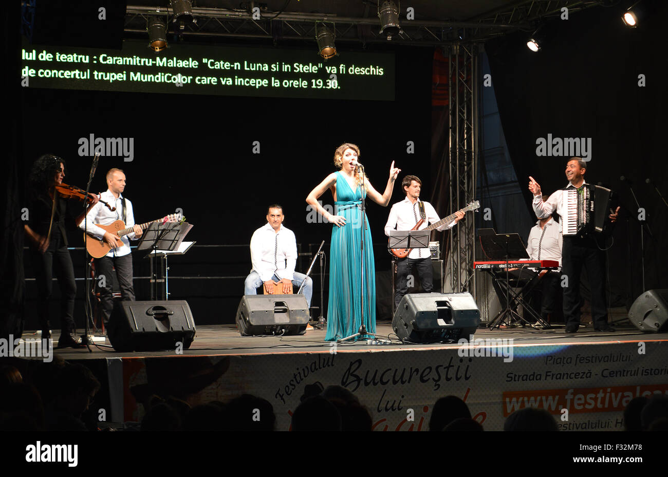 Ana Cebotari esegue con la Mundi Orchestra a colori Foto Stock