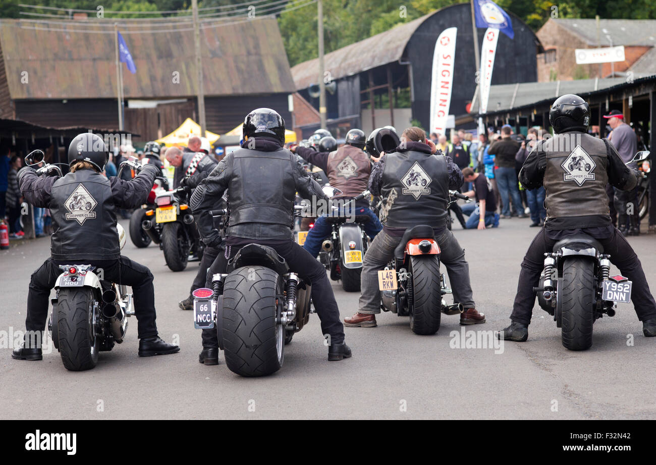 Linea di bikers sul trinciapaglia motocicli a Shelsley Walsh Hill Climb, Worcester, Inghilterra Foto Stock