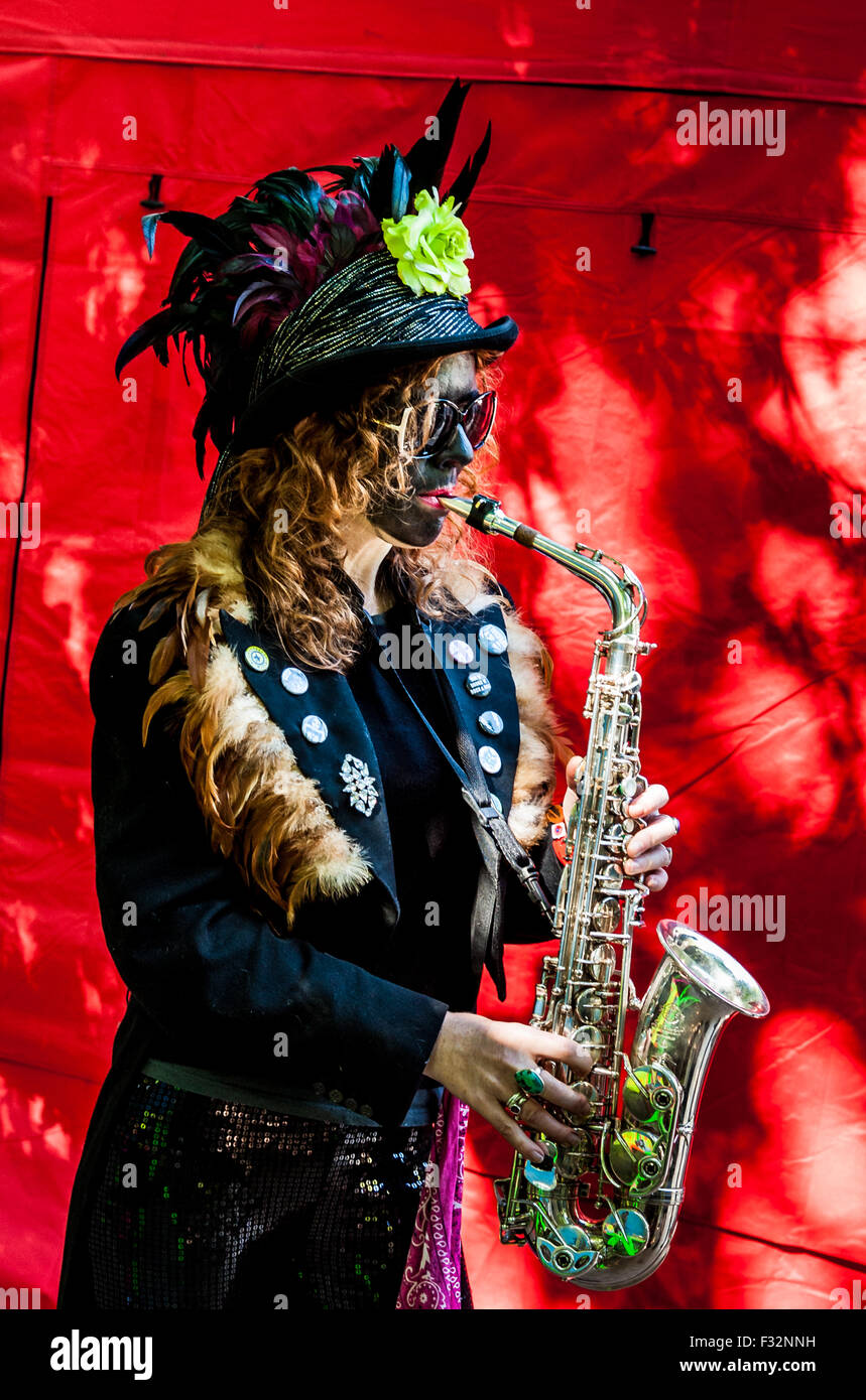 Confine Beorma Morris ballerino in costume con il suo sassofono Foto Stock